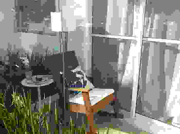 Fabiana Rosello Arquitetura e Interiores Eclectic style balcony, veranda & terrace