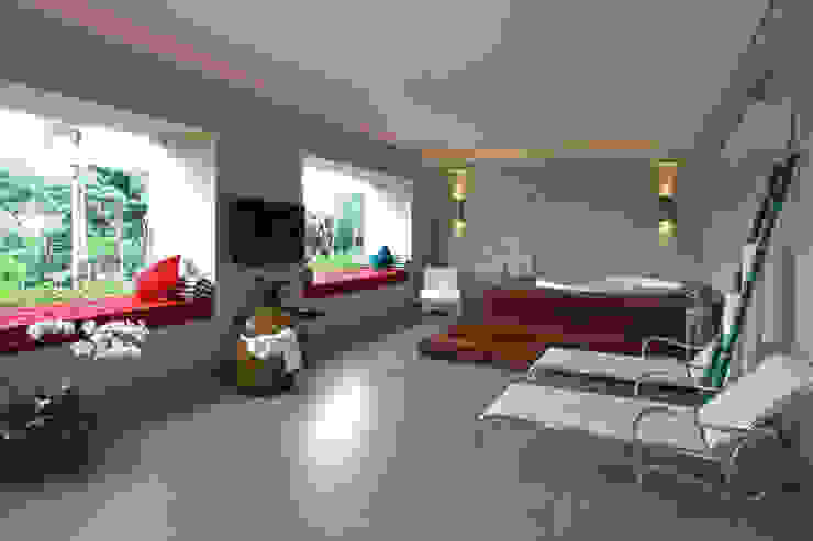 Célia Orlandi por Ato em Arte SpaPool & spa accessories