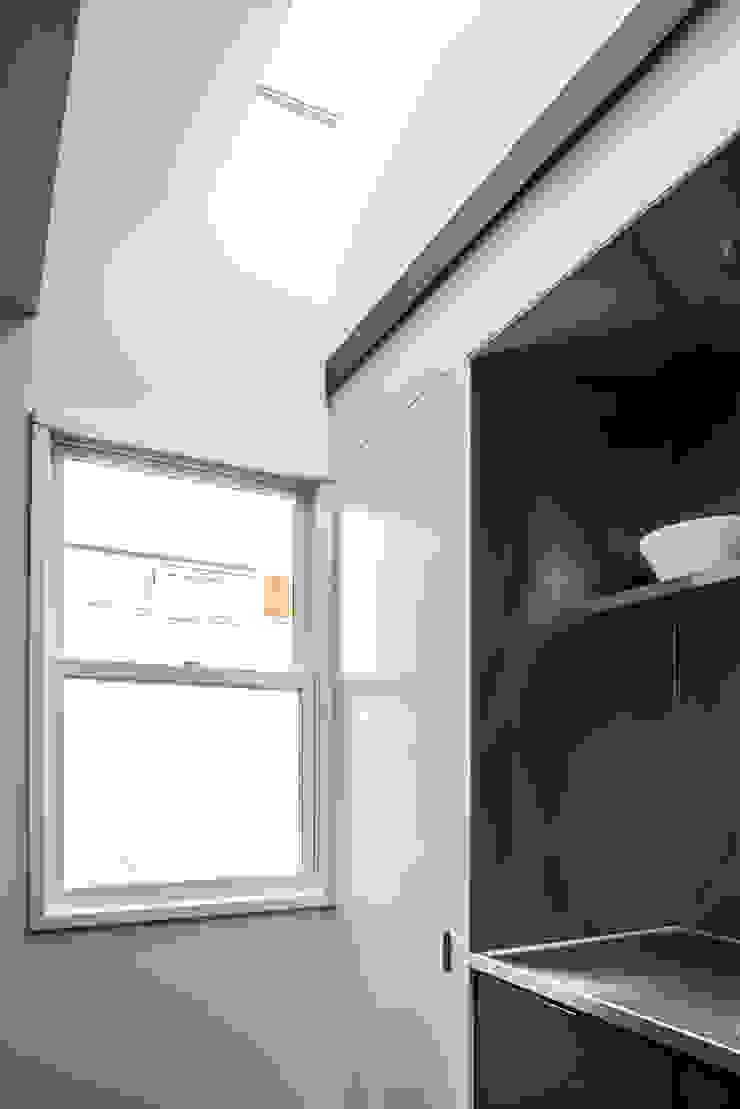 Modern kitchen by Antonio Martins Interior Design Inc Modern