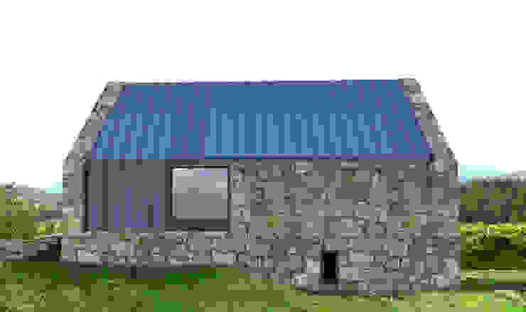 Davide Domingues Arquitecto Case in stile rustico Granito Metallizzato/Argento