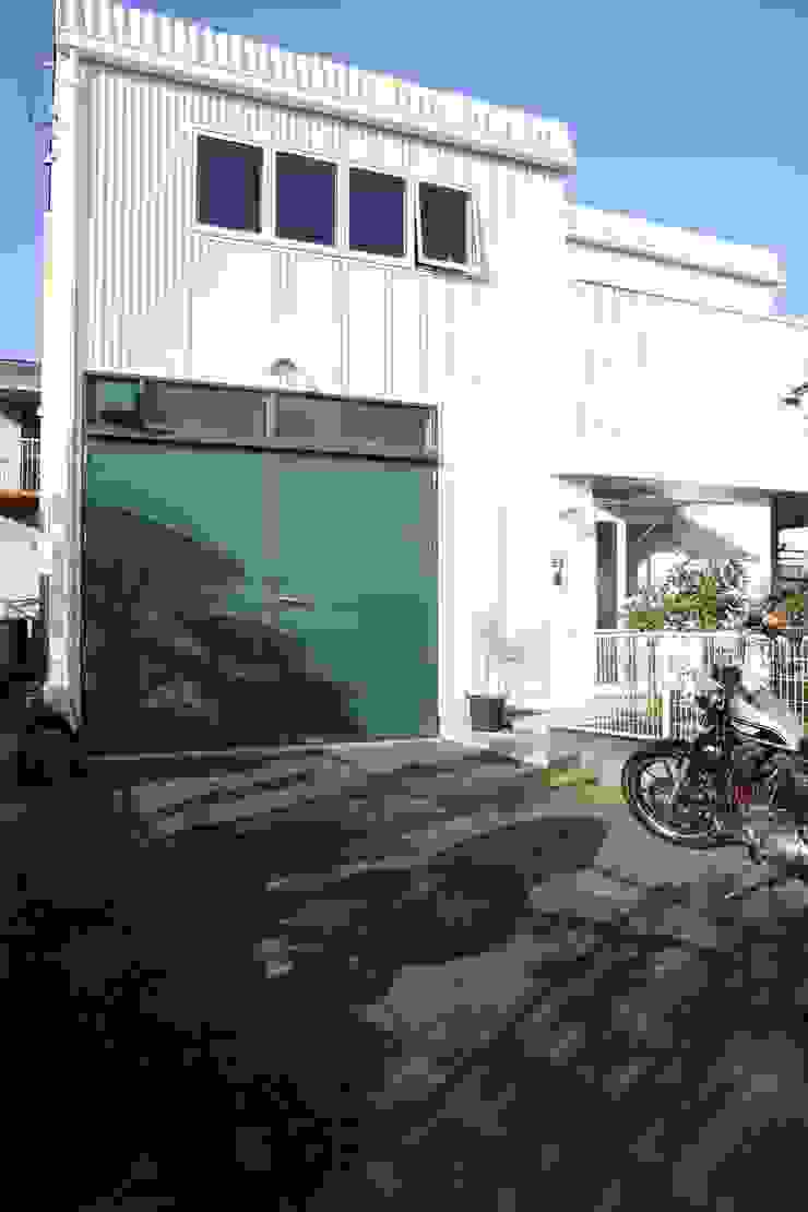 天高3m以上あるガレージがある家, HOUSETRAD CO.,LTD HOUSETRAD CO.,LTD Ausgefallene Garagen & Schuppen
