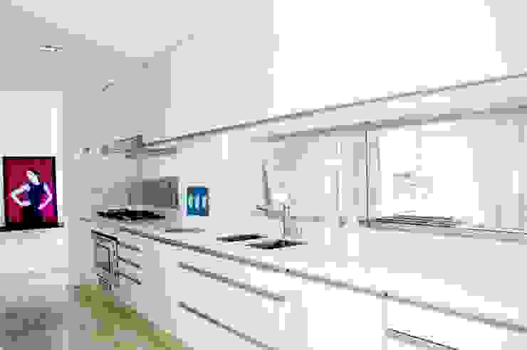 Arq. PAULA de ELIA & Asociados Modern kitchen