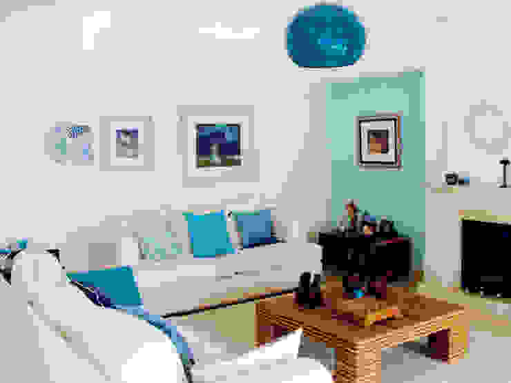Sala Comum - zona de estar maria inês home style Salas de estar mediterrânicas Azul Sofá,Mobiliário,Propriedade,Azul,Tabela,Porta-retratos,Verde,Azure,Sala de estar,Design de interiores