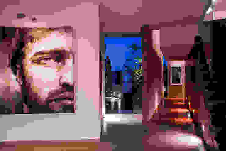 GRUPO VOLTA Modern Corridor, Hallway and Staircase