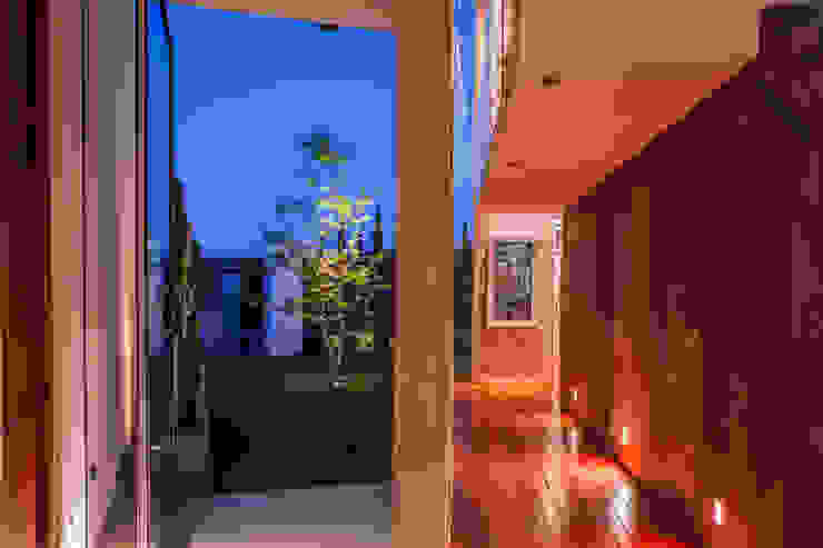 GRUPO VOLTA Modern Corridor, Hallway and Staircase