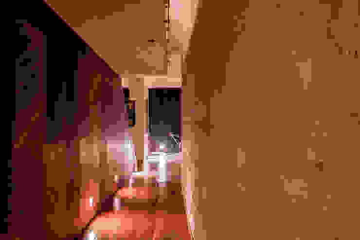 GRUPO VOLTA Modern Corridor, Hallway and Staircase