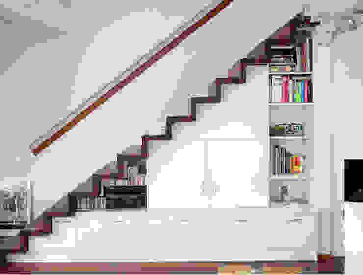 Badezimmer, creativ-moebelwerkstaetten.de creativ-moebelwerkstaetten.de Moderner Flur, Diele & Treppenhaus Regal,Möbel,Holz,Gebäude,Bücherregal,Treppe,Regale,Umhauen,Bodenbelag,Veröffentlichung