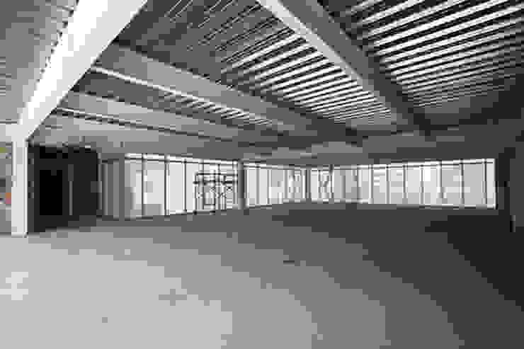 Hansi Arquitectura Modern Garage and Shed