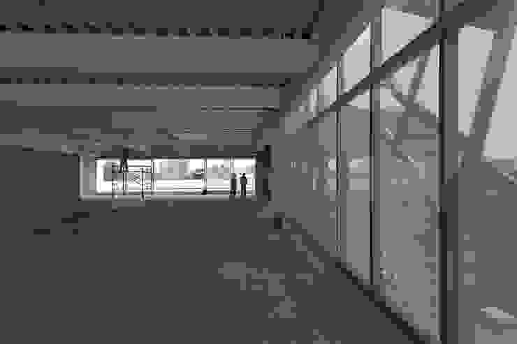Hansi Arquitectura Modern Garage and Shed