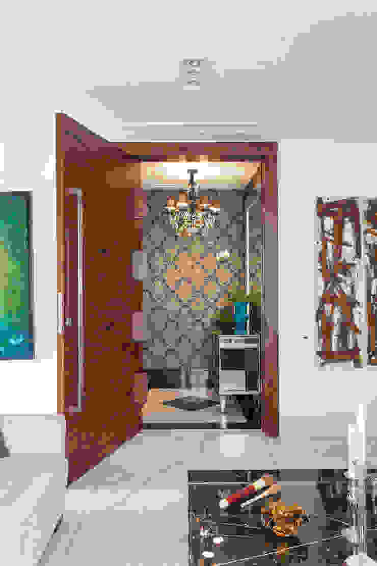 APARTAMENTO 2, Martins Valente Arquitetura e Interiores Martins Valente Arquitetura e Interiores Modern corridor, hallway & stairs Accessories & decoration