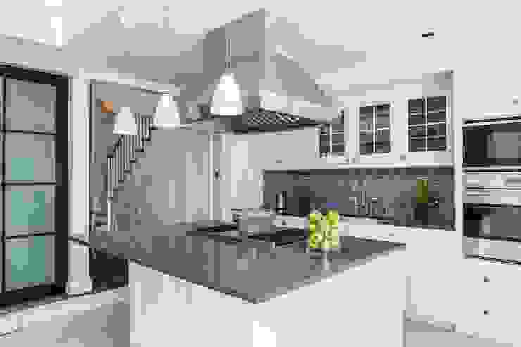 Toninho Noronha Arquitetura Modern kitchen