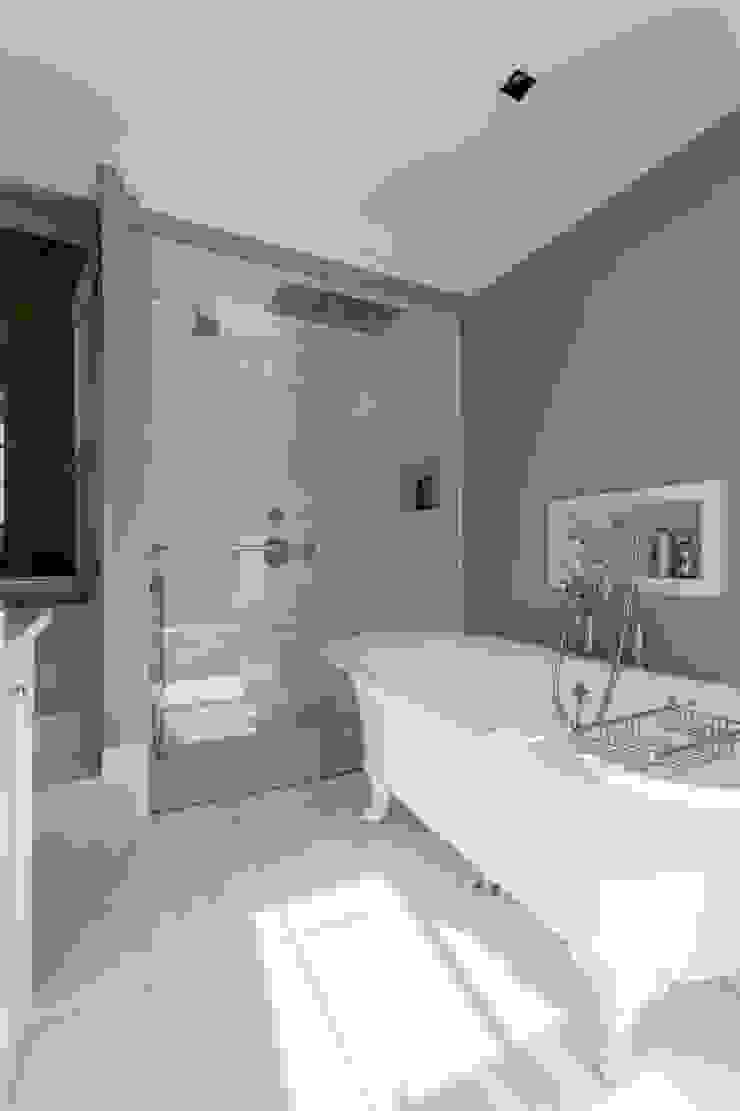 Toninho Noronha Arquitetura Modern bathroom