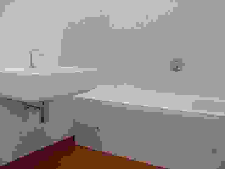 Bathrooms/ Dynamic444 od Dynamic444 Nowoczesny