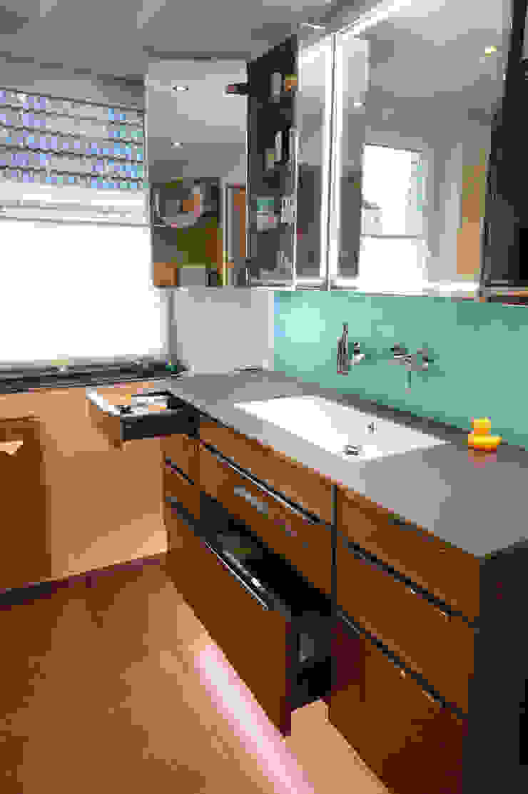 Ein Waschtisch mit sehr viel Platz homify Moderne Badezimmer Glas Bernstein/Gold Aufbewahrungen