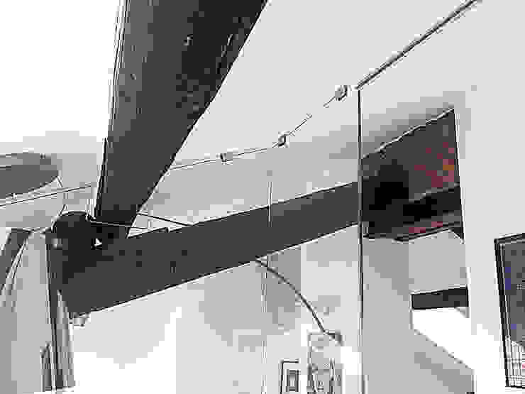 Travi enzoferrara architetti Soggiorno moderno