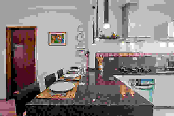 Apartamento 13, Patrícia Azoni Arquitetura + Arte & Design Patrícia Azoni Arquitetura + Arte & Design Tropische Küchen