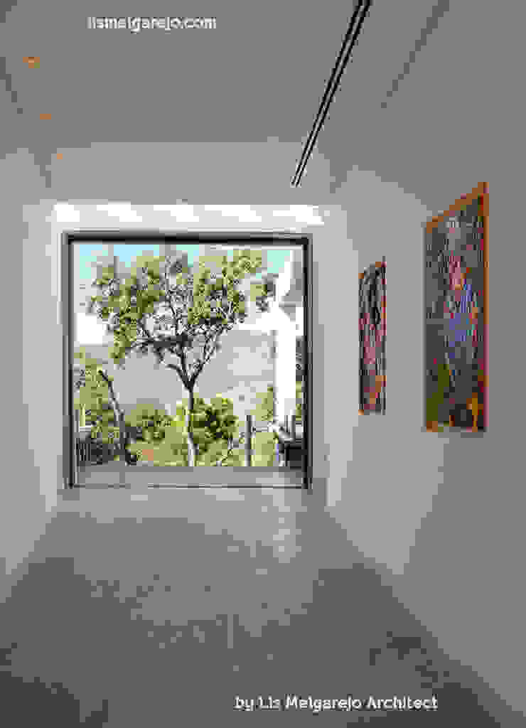 Lis Melgarejo Arquitectura Modern corridor, hallway & stairs