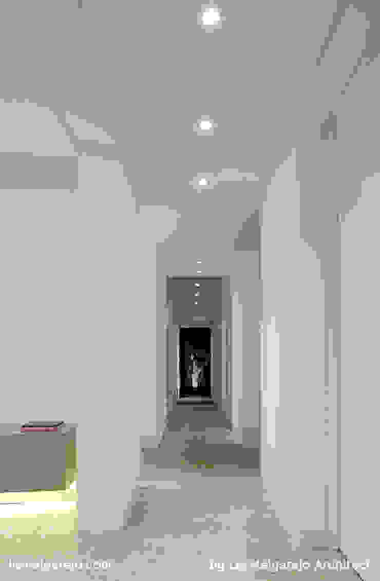 Lis Melgarejo Arquitectura Modern corridor, hallway & stairs