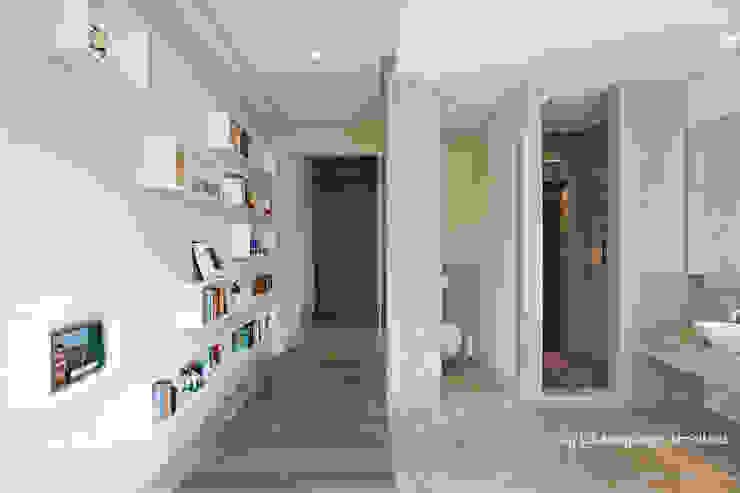 Lis Melgarejo Arquitectura Modern corridor, hallway & stairs
