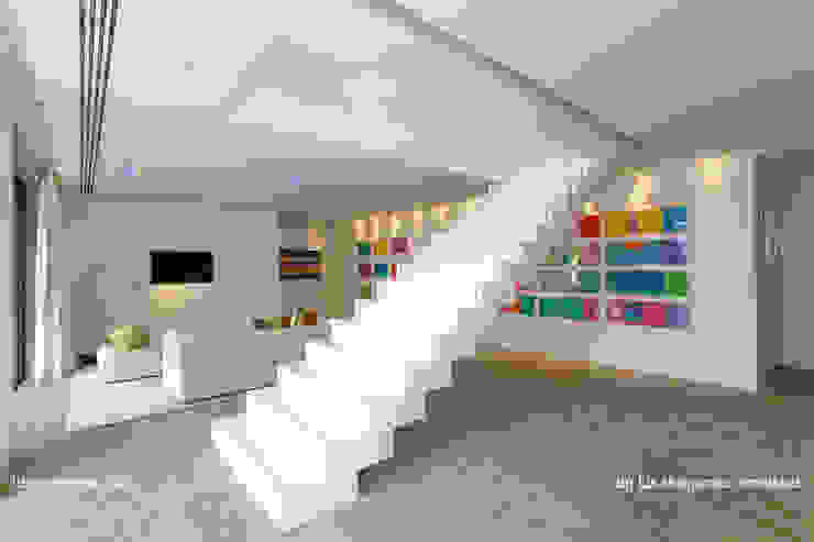 Lis Melgarejo Arquitectura Modern corridor, hallway & stairs