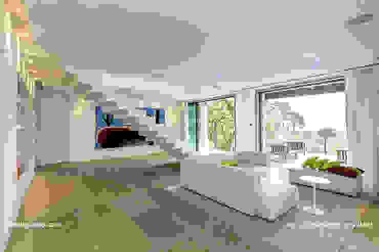 Lis Melgarejo Arquitectura Modern corridor, hallway & stairs