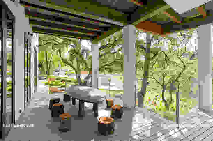 Lis Melgarejo Arquitectura Modern balcony, veranda & terrace