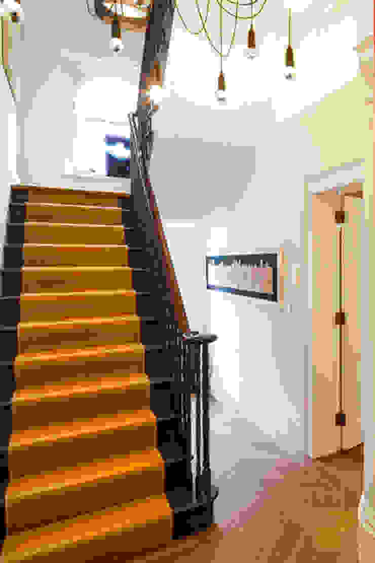 Hallway stairs Studio 29 Architects ltd Ingresso, Corridoio & Scale in stile moderno Giallo