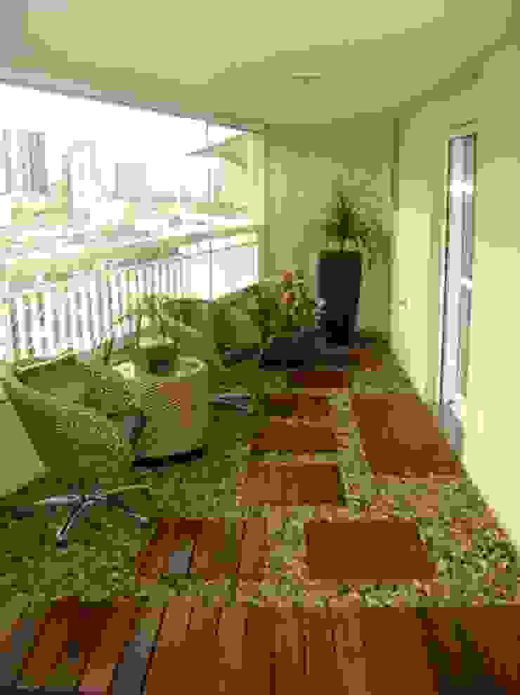 PAISAGISMO: VARANDAS BY MC3, MC3 Arquitetura . Paisagismo . Interiores MC3 Arquitetura . Paisagismo . Interiores Modern balcony, veranda & terrace