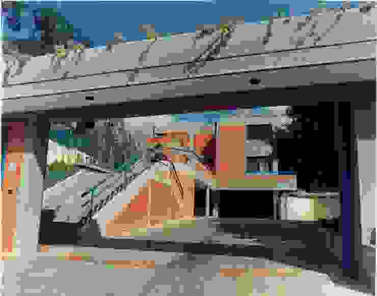Vista del acceso peatonal y vehicular. OMAR SEIJAS, ARQUITECTO Casas de estilo tropical