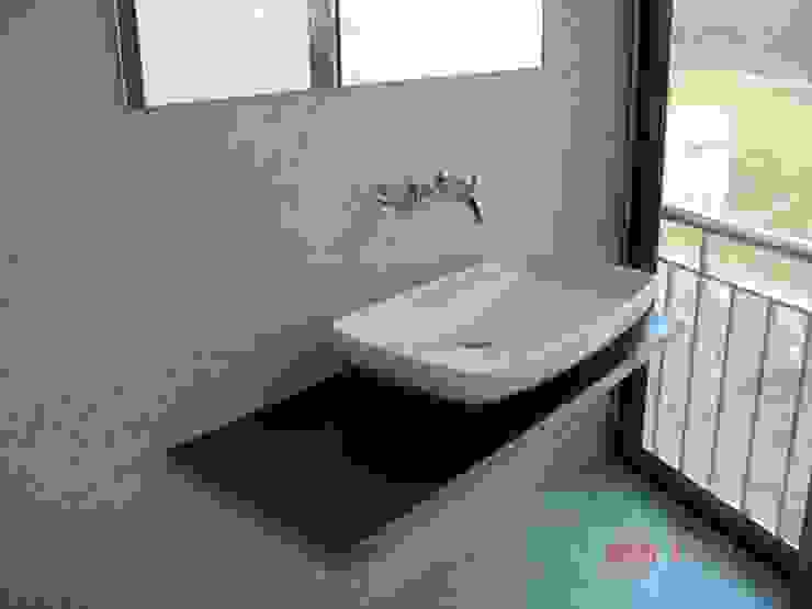 Bathrooms/ Dynamic444 od Dynamic444 Nowoczesny