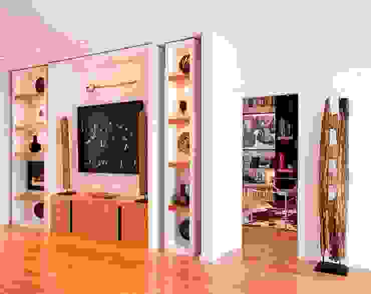 Artica by CSS Pasillos, vestíbulos y escaleras de estilo moderno