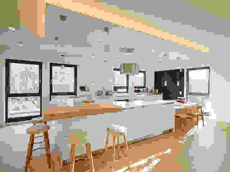 Stylish und gemütlich: ein Penthouse zum Wohlfühlen, HONEYandSPICE innenarchitektur + design HONEYandSPICE innenarchitektur + design Modern kitchen