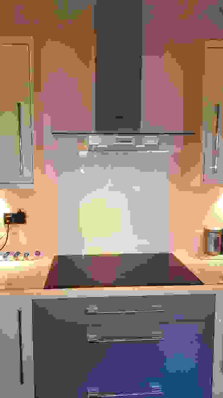 Blue & Cream Gloss Kitchen, Aberdare, South Wales Nhà bếp phong cách hiện đại bởi Hitchings & Thomas Ltd Hiện đại