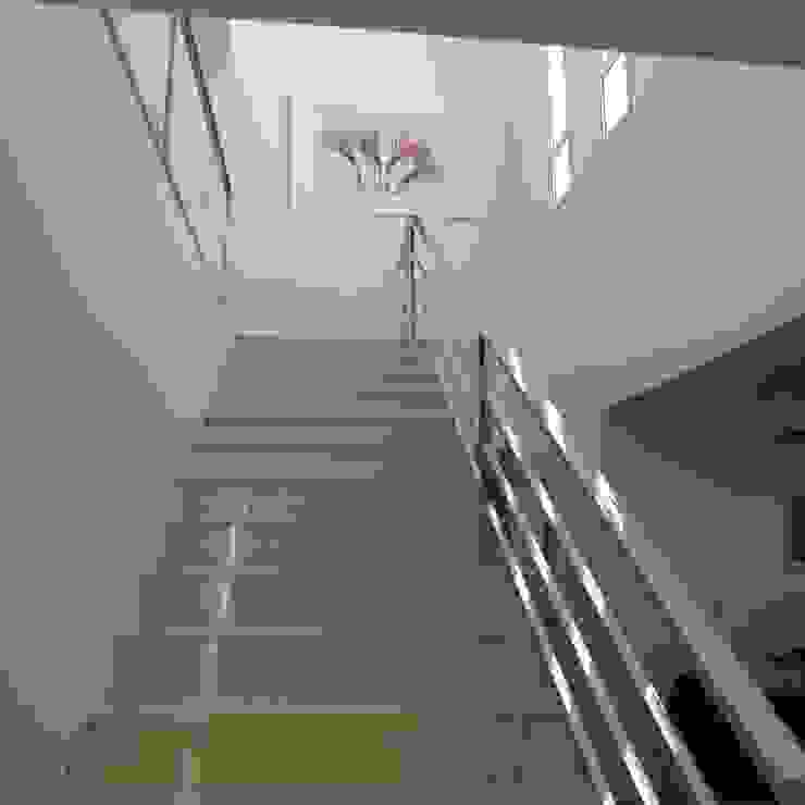 Lu Andreolla Arquitetura 모던스타일 복도, 현관 & 계단