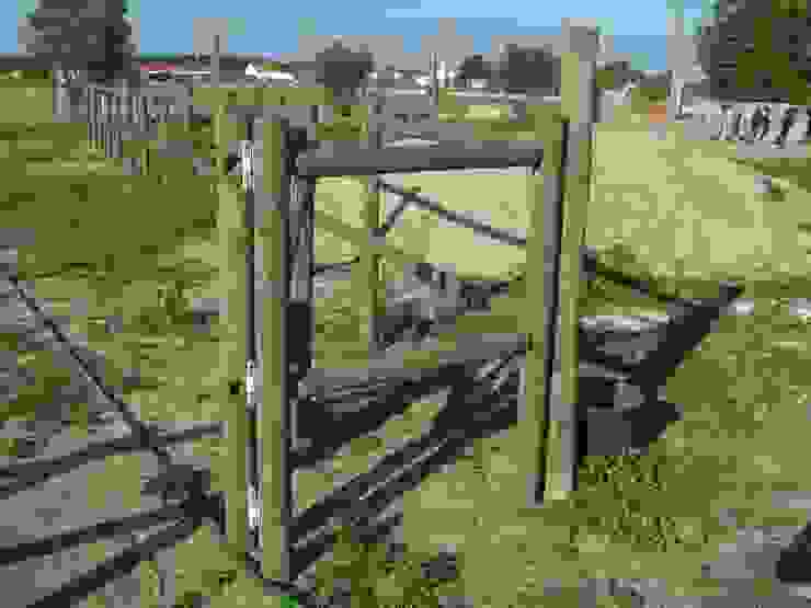 Apontamento de vedação em paus tratados Autoclave. Jardins campestres por knowhowtobuild Campestre