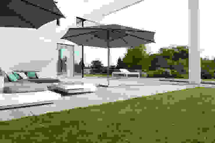 NEUBAU EINES EINFAMILIENHAUSES MIT TIEFGARAGE, Förstl Naturstein Förstl Naturstein Minimalistischer Balkon, Veranda & Terrasse Kalkstein