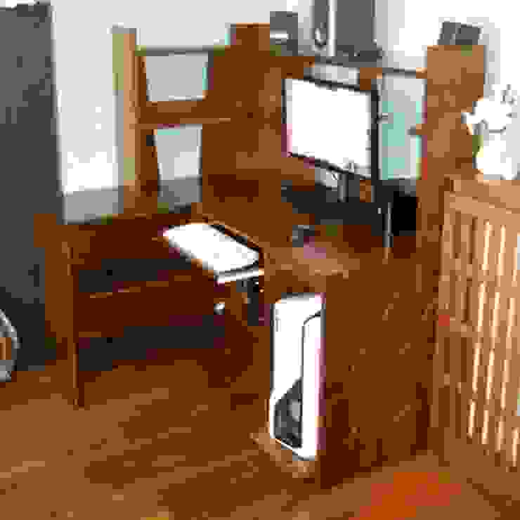 Une vue du bureau équipé de son matériel informatique. Atelier C'hoat Arverne BureauBureaux Bois massif Marron