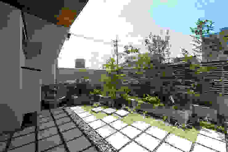 Sakurayama-Architect-Design Eclectic style garden Green