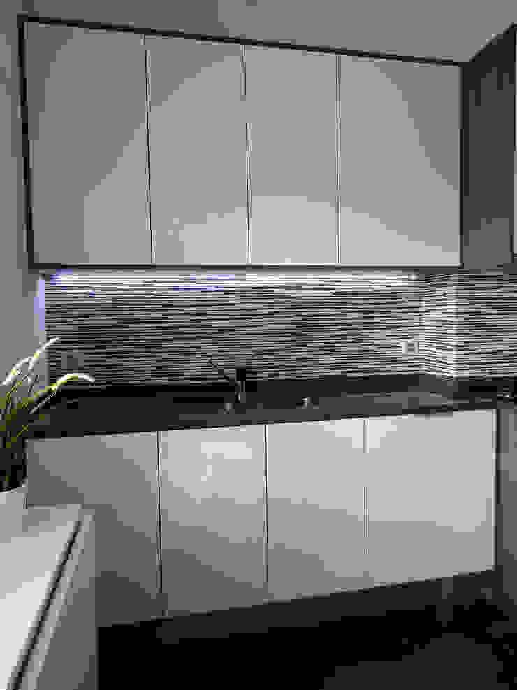 Cozinhas modernas por Happy Ideas At Home - Arquitetura e Remodelação de Interiores Moderno