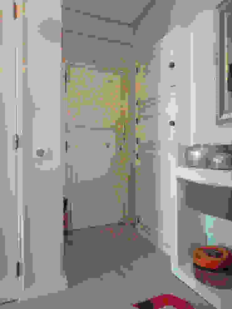 Corredores, halls e escadas modernos por Happy Ideas At Home - Arquitetura e Remodelação de Interiores Moderno