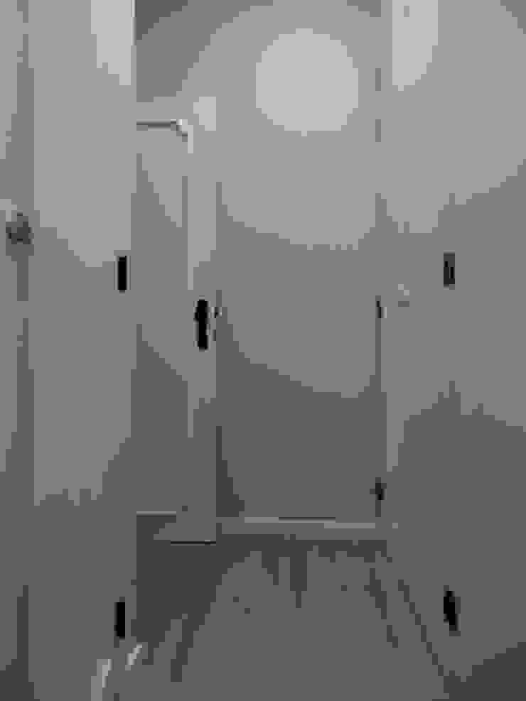 Closets por Happy Ideas At Home - Arquitetura e Remodelação de Interiores Moderno