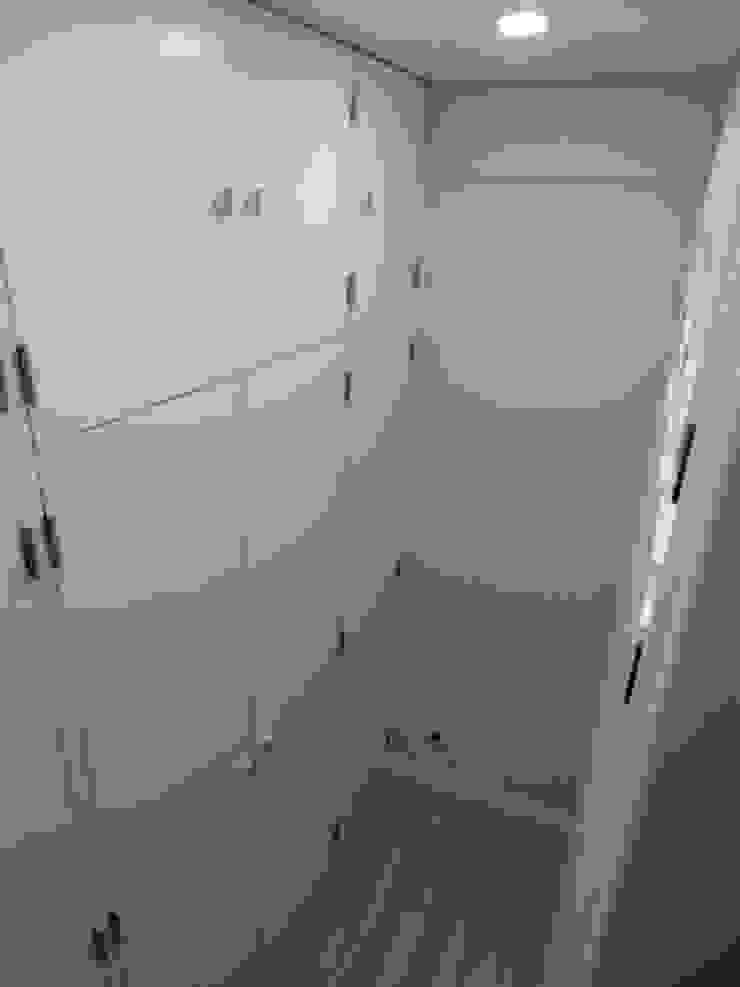 Closets por Happy Ideas At Home - Arquitetura e Remodelação de Interiores Moderno