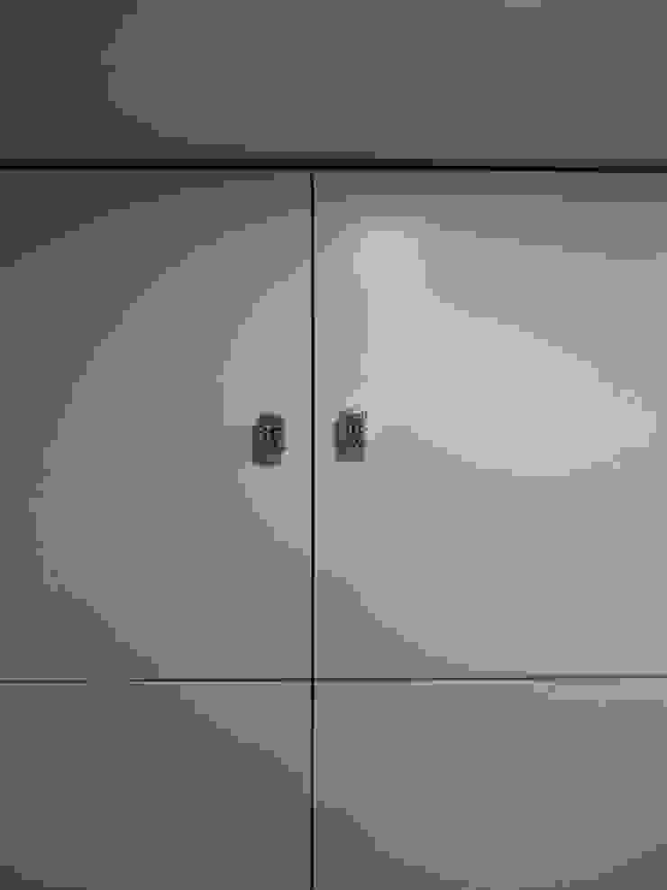 Closets por Happy Ideas At Home - Arquitetura e Remodelação de Interiores Moderno