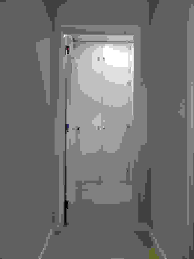 Closets por Happy Ideas At Home - Arquitetura e Remodelação de Interiores Moderno