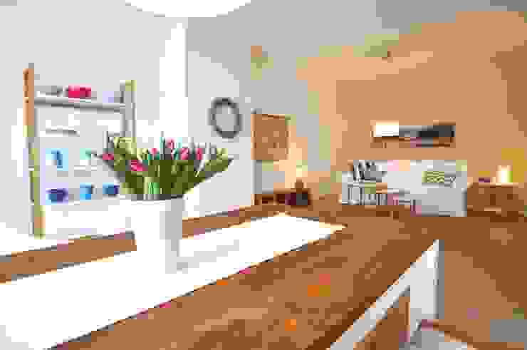 Home Staging einer Mietwohnung direkt an der Weser, Karin Armbrust Karin Armbrust Esszimmer im Landhausstil Pflanze,Eigentum,Möbel,Tabelle,Blume,Zimmerpflanze,Blumentopf,Holz,Beleuchtung,Vase