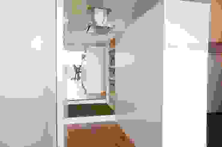 Minimalist corridor, hallway & stairs by ニュートラル建築設計事務所 Minimalist