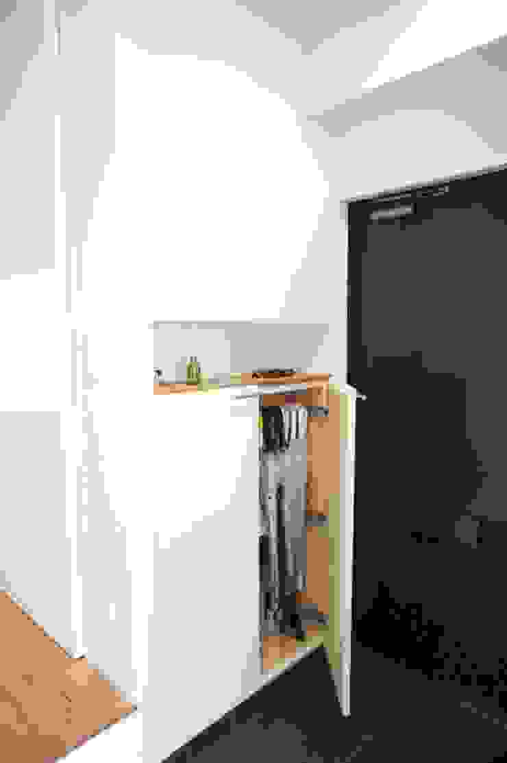 Minimalist corridor, hallway & stairs by ニュートラル建築設計事務所 Minimalist