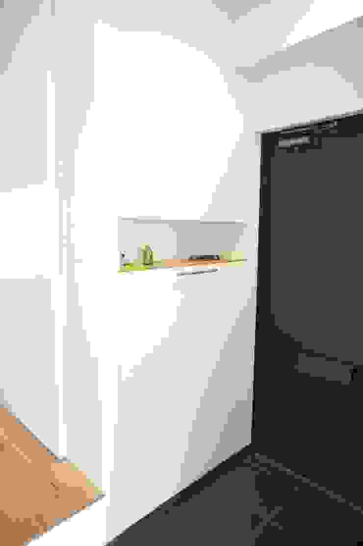Minimalist corridor, hallway & stairs by ニュートラル建築設計事務所 Minimalist