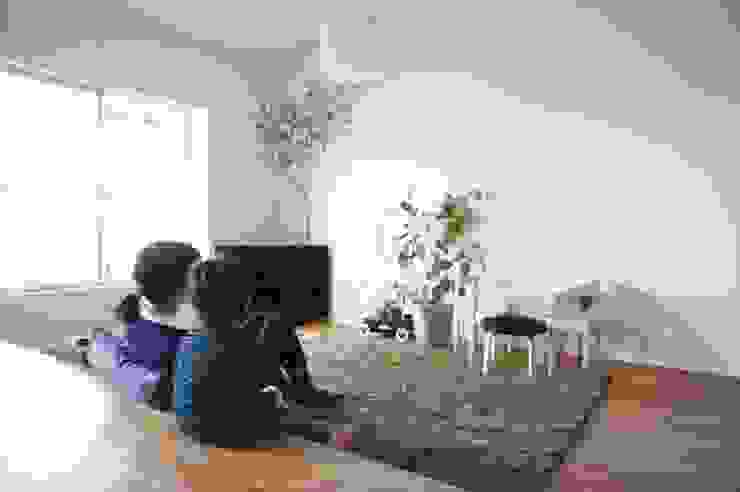 Minimalist living room by ニュートラル建築設計事務所 Minimalist