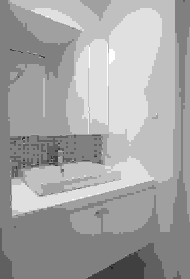 祐成大秀建築設計事務所 Scandinavian style bathroom Tiles White